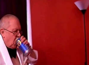 Meesteres betrapt poets slaaf met biertje