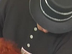 Oma haalt harde pik uit man zijn broek