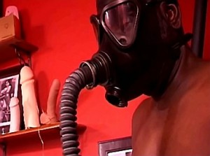 Breathplay en latex gasmasker training door meesteres